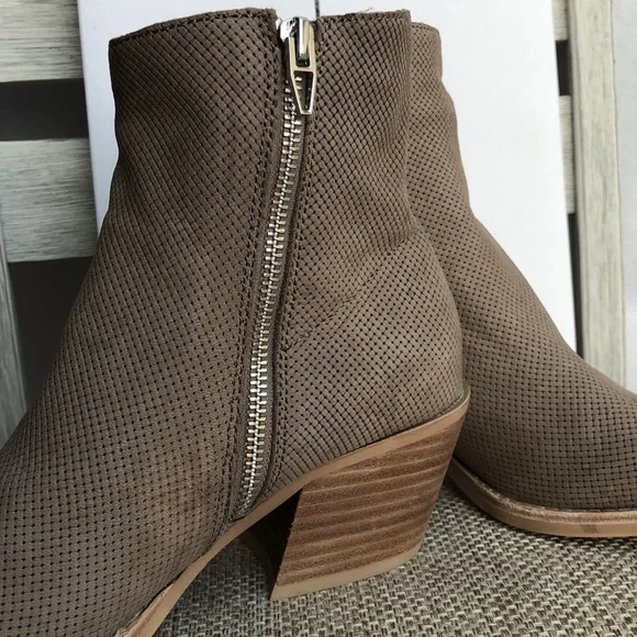 NWT taupe ankle boot with zipper - Picture 3 of 8